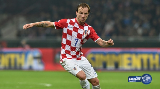 مشجعون غاضبون يهاجمون منزل راكيتيتش بالحجارة