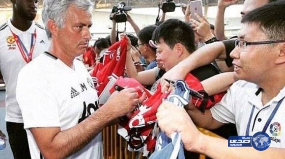 بالفيديو .. مورينيو يثير الجدل برفضه توقيع قميص تشيلسي !