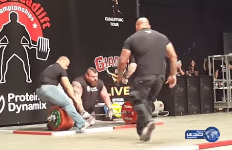 بالفيديو.. نهاية مُفجعة لاقوى رجل في العالم