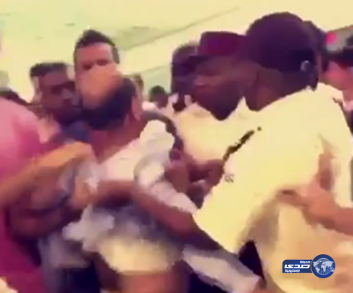 بالفيديو.. مقيم يعتدي بالضرب على فتاة سعودية في مول شهير بجدة