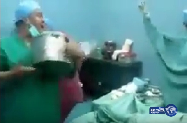 بالفيديو.. طبل ورقص في حجرة عمليات بمستشفى جزائري والمريض &#8221; هايص&#8221;