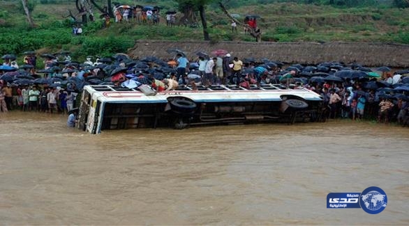 مصرع 10 أشخاص وإصابة 17 أثر سقوط حافلة  في قناة بالهند