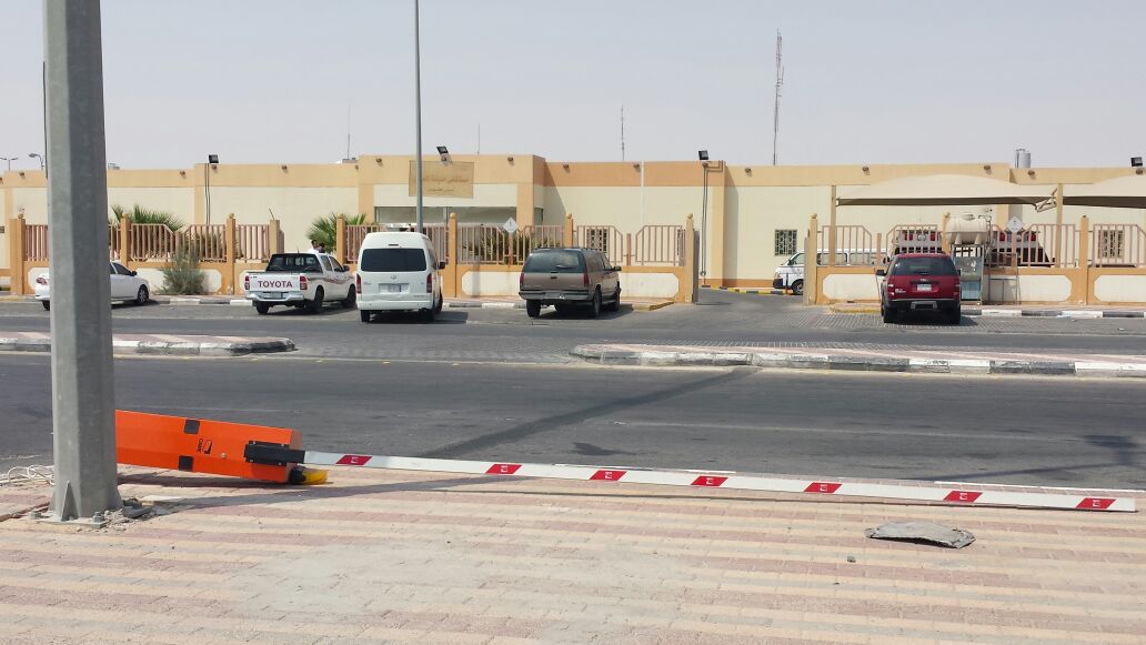 اصطدام سيارة مجهول بعمود بوابة مدخل طوارئ مستشفى مدينة العيون العام