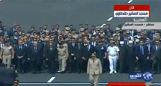 بالفيديو والصور.. مصر تودع أحمد زويل بجنازة عسكرية تقدمها السيسي