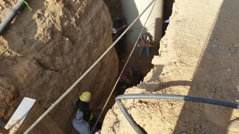 مصرع و إصابة مقيمين في انهيار حفرة بنجران