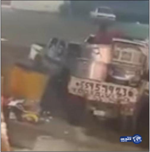 القبض على العمالة الوافدة صاحبة فيديو إلقاء الطعام في حاوية قمامة