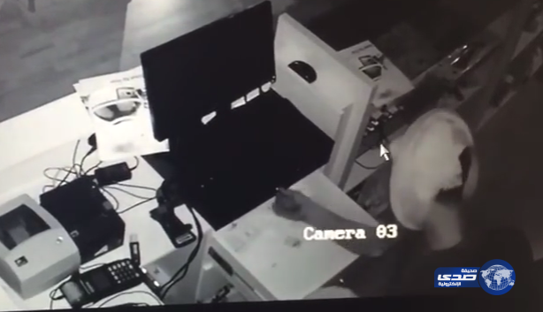 بالفيديو.. كاميرات مراقبة ترصد لحظة سرقة لص لمحل بالدمام