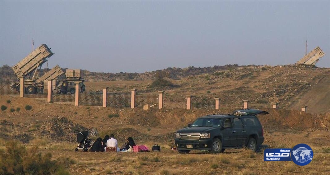 بالصور .. عائلة سعودية تتنزه بجوار المضادات الجوية &#8220;باتريوت&#8221; على الحدود الجنوبية