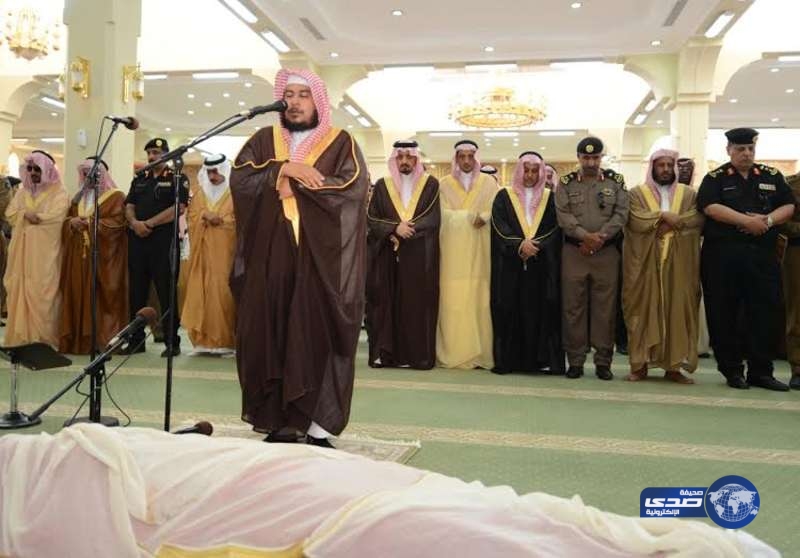 بالصور .. الجموع تؤدي صلاة الميت على “السلولي”.. وأمير عسير ينقل تعازي القيادة لذويه