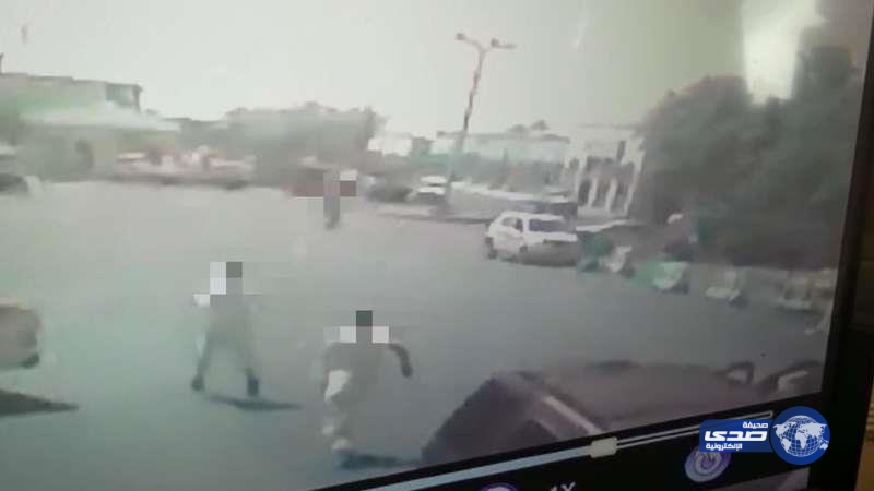 بالفيديو.. كاميرات المراقبة تكشف جانيين .. سلبا مواطن تحت تهديد السلاح بجوار أحد أسواق تبوك