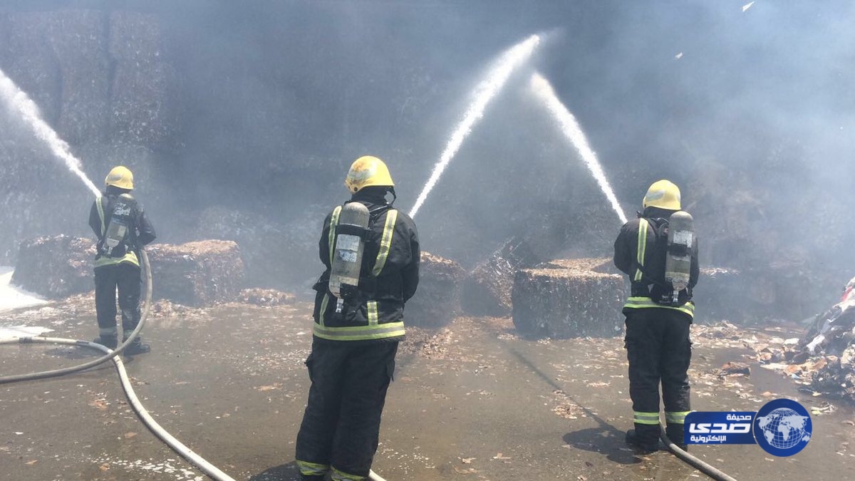 بالصور..  الدفاع المدني يباشر حريقاً في منطقة المستودعات بجدة