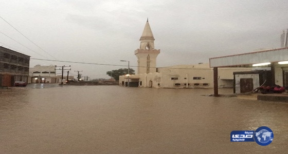 بالصور : الأمطار تغرق جامع بقرية الأساملة بأبو عريش