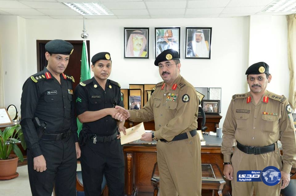 مكافأة مالية لرجلي أمن أطاحوا بوافد يمتهن غسل اﻷموال بجازان