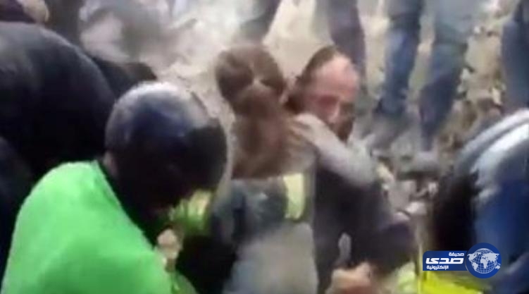 بالفيديو.. إنقاذ طفلة إيطالية بعد 17 ساعة من تحت الأنقاض