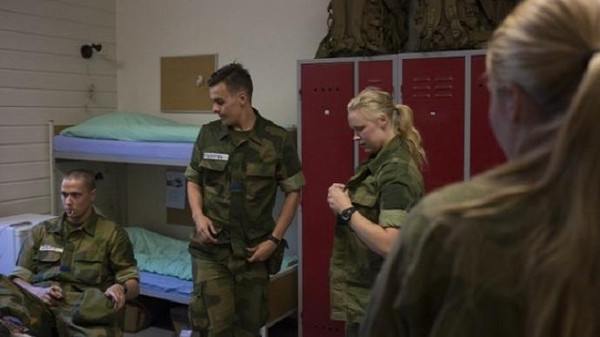 بالصور .. مجندات الجيش النرويجي تنام في مكان واحد مع الجنود