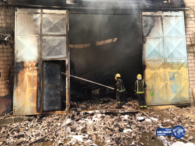 بالصور .. المدني يسيطر على حريق ورشة نّجارة بحي الفاروق في الرياض