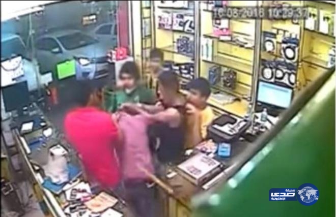 شرطة جازان توضح ملابسات مقطع الاعتداء على عامل بمحل اتصالات