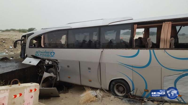 إصابة 18 راكب جراء اصطدام حافلة بعبّارة خرسانية بالليث