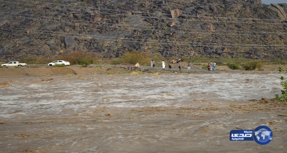 بالصور.. السيول تحتجز مواطني قرى وادي قنونا بالعرضيات