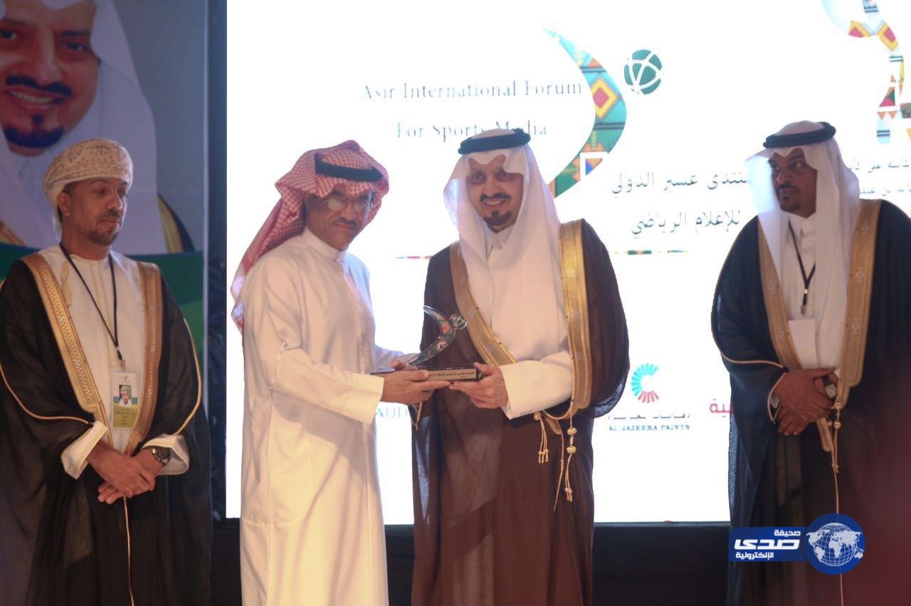 أمير عسير يخلد سيرة البشري أول حكم دولي بالمنطقة