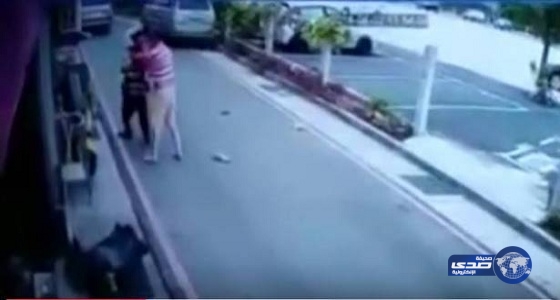 بالفيديو : سائق يهاجم شرطياً بالساطور في تايوان