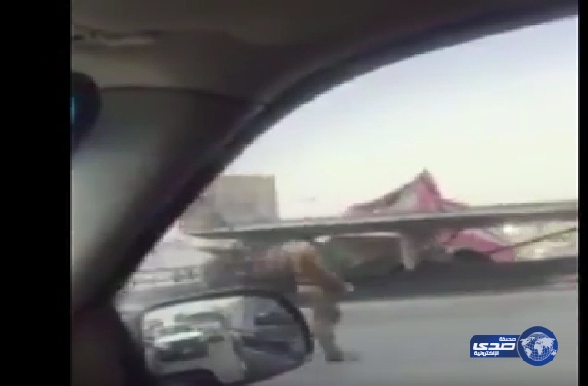 بالفيديو.. شاحنة تتجاوز الحاجز الخراساني لأحد الجسور بالرياض