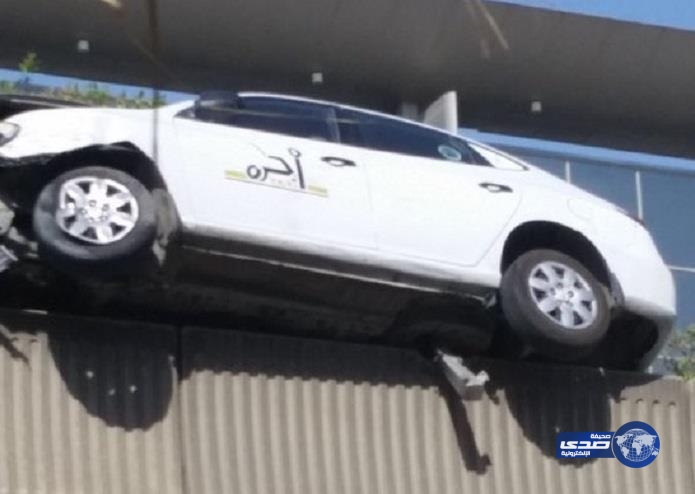 في حادث غريب .. سيارة أجرة تتعلق على حافة جسر بـ”الرياض”