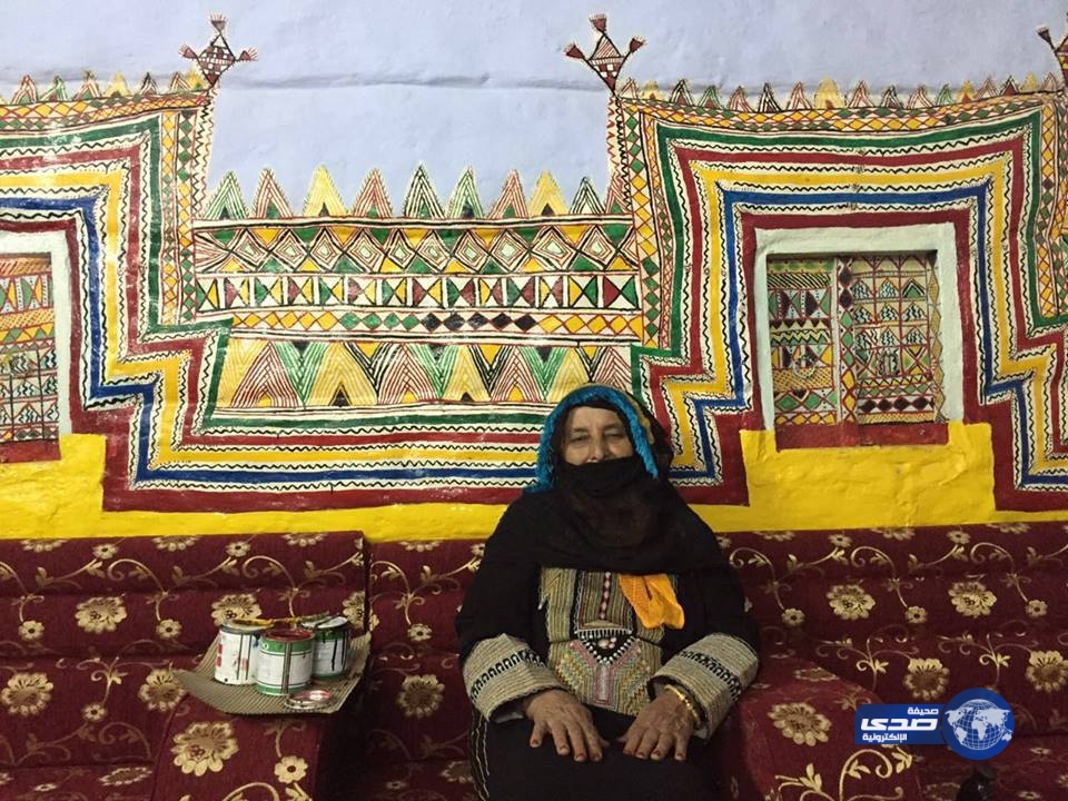 تسعينية تشارك في شارع الفن بأبها  بلوحات ” القط “