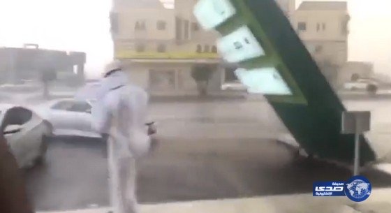 بالفيديو: العناية الإلهية تنقذ مواطن من سقوط لوحه بالمدينة المنورة