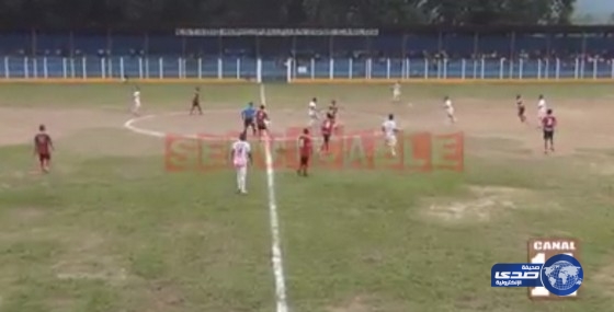 فيديو: لاعب يعتدي على الحكم بشكل هستيري بسبب كارت أحمر، والشرطة تتدخل!