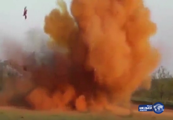 بالفيديو… رجلان يفجران مجموعة من الخنازير