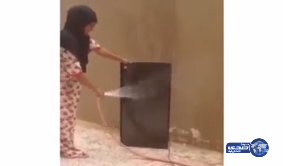 بالفيديو..تفانياً في عملها&#8230;خادمة تغسل شاشة التلفاز بالماء
