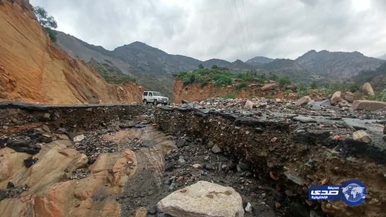 بالصور : إنهيار بعقبة الشايف يقطع الطرق بالداير بسبب الأمطار