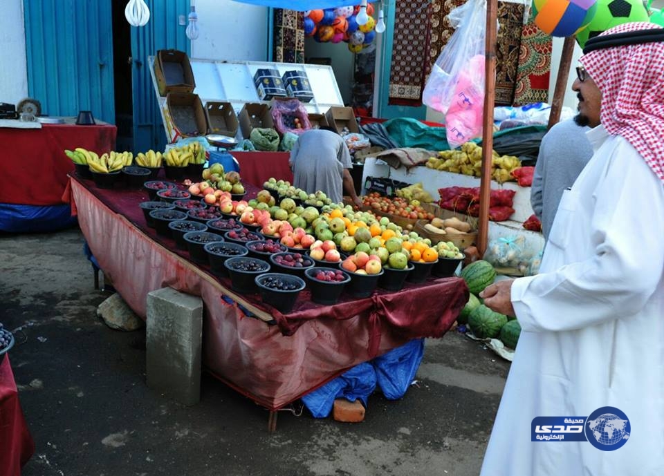 بالصور .. لوحات فنية زاهية لألوان الفاكهة تزين طرقات عسير على مدار24 ساعة