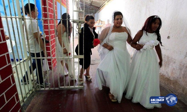 بالصور: زواج جماعي خلف القضبان في كولومبيا