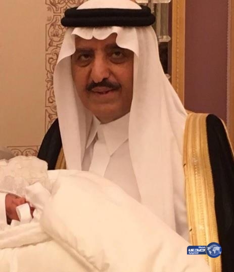 عبدالعزيز بن فهد ينشر صورة لمولودته الجديدة &#8220;لطيفة&#8221; ويحملها الأمير أحمد بن عبدالعزيز