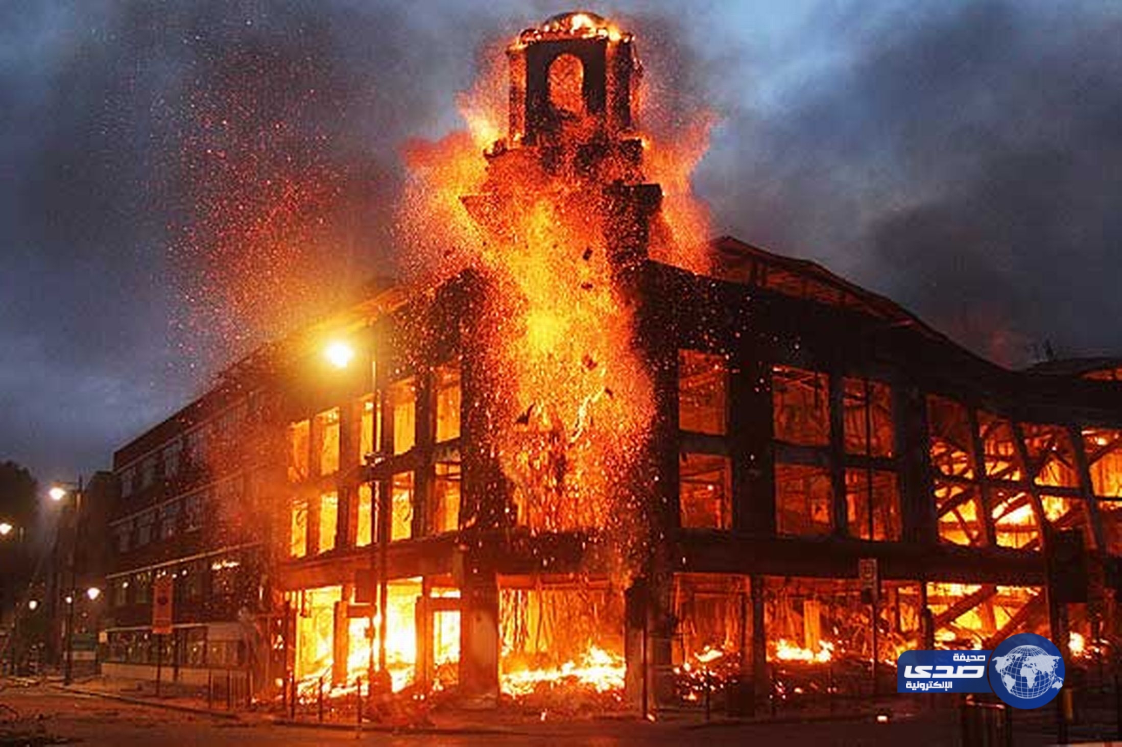 بالفيديو..حريق هائل يلتهم كنيسة تاريخية في فيلادلفيا الأمريكية