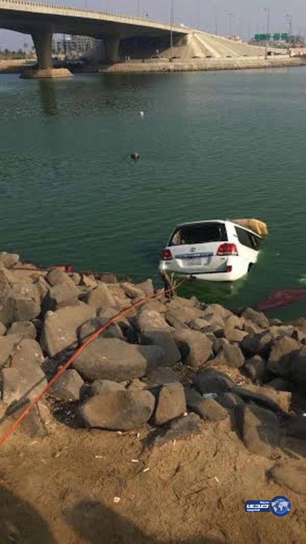 بالفيديو و الصور .. سقوط سيارة &#8220;جيب&#8221; في بحيرة بجدة ونجاة قائدها