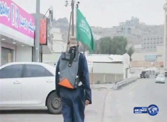 شاهد بالفيديو..”ستيني” ينطلق من نجران إلى مكة ليحج سيرًا على الأقدام للمرة الرابعة