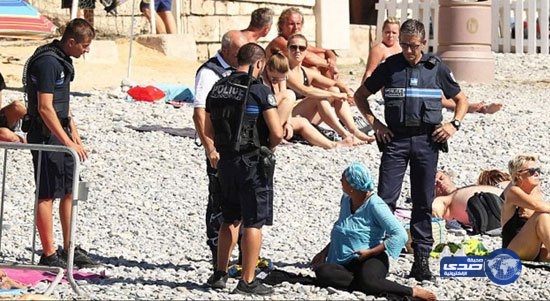 بالصور : الشرطة الفرنسية تجبر امرأة مسلمة على خلع &#8221; المايوة الشرعي&#8221;