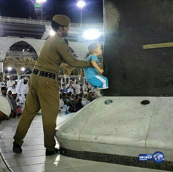 رجل أمن يُمكن طفلًا من تقبيل الكعبة المشرفة&#8221;صورة&#8221;