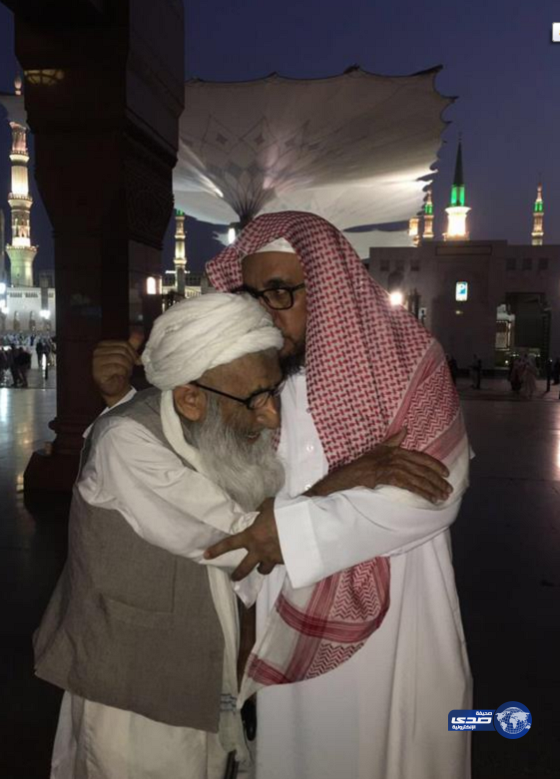 إمام المسجد النبوي يُقبل رأس مسن عمره 100 عام إعجابًا بصبره