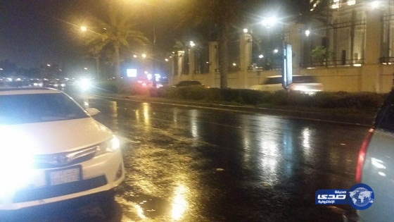مواطنون يوثقون هطول أمطار على جدة بالفيديو والصور