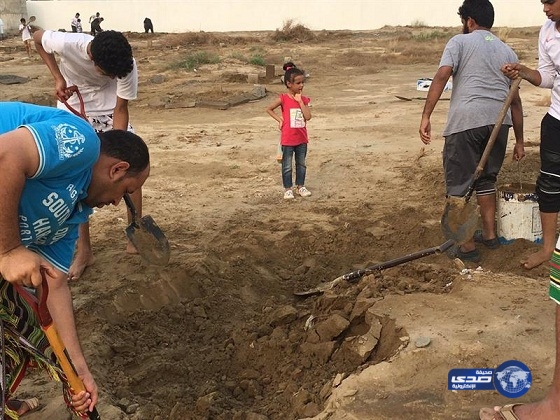 بالصور.. شباب بجازان يتطوعون لردم القبور التي تأثرت بالأمطار الغزيرة