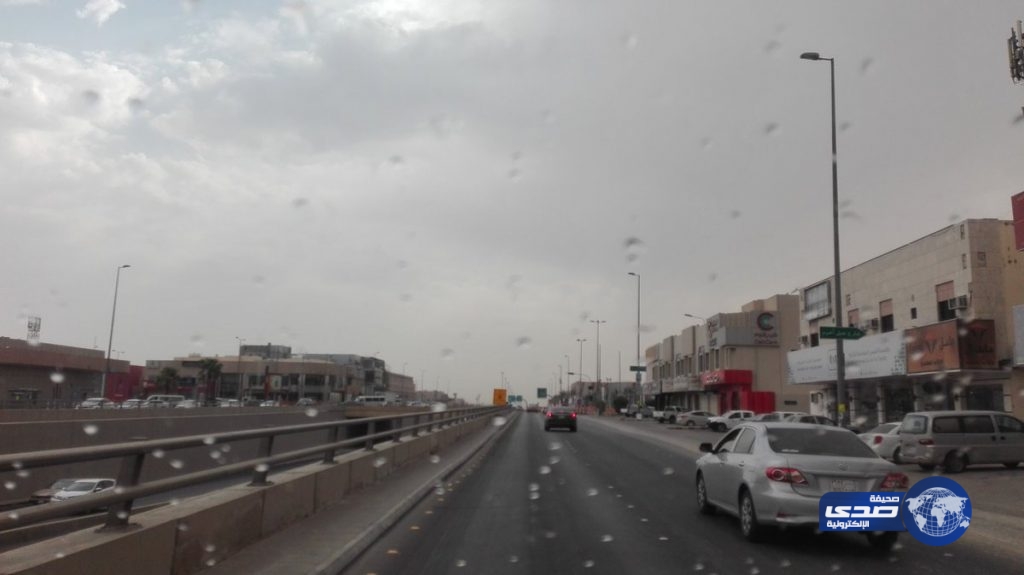 بالصور : هطول أمطار خفيفة شمال الرياض