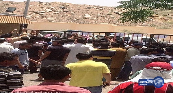 عمال &#8220;سعودى أوجية&#8221; يقطعون الطريق للمطالبة برواتبهم المتأخرة
