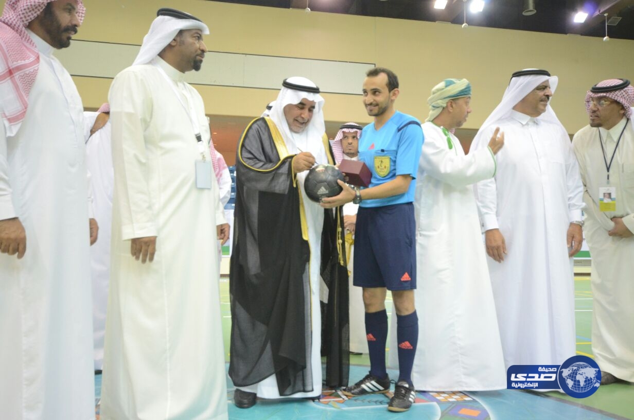 وكيل امارة عسير يتوج منتخب عمان بكاس البطولة الخليجية