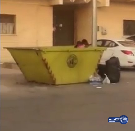 بالفيديو ..امرأة بصحبة طفلها  ينبشوا في القمامة  بشوارع الرياض