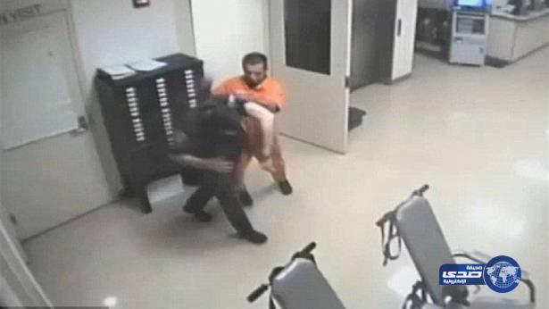 بالفيديو: سجين يُنقذ حارس السجن من اعتداء زميله