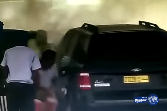 شاهد بالفيديو.. عماني ينقذ طفلين من حريق اندلع في سيارة والدهما.. ويحكي تفاصيل الواقعة